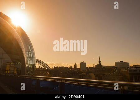 Vue sur le Sage Gateshead, la salle de concert et le pont Tyne traversant Gateshead à Newcastle upon Tyne, dans le nord-est de l'Angleterre. Banque D'Images