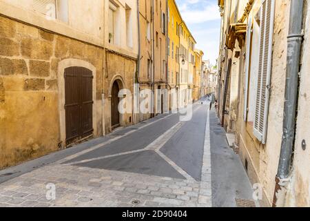 Vue à travers le petit village français de voie. Rue médiévale en France Banque D'Images