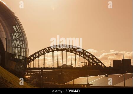 Vue sur le Sage Gateshead, la salle de concert et le pont Tyne traversant Gateshead à Newcastle upon Tyne, dans le nord-est de l'Angleterre. Banque D'Images