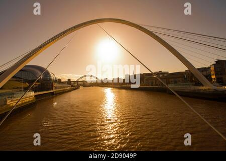 Vue sur le pont Tyne depuis le pont du Millénaire de Gateshead qui enjambe la rivière Tyne dans le nord-est de l'Angleterre. Banque D'Images