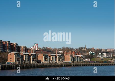 Appartements sur la rive de la rivière Tyne, Newcastle upon Tyne, nord-est de l'Angleterre. Banque D'Images