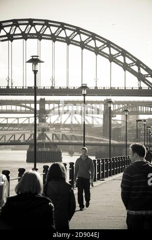 Vue sur certains des sept ponts qui enjambent la rivière Tyne à Newcastle upon Tyne, dans le nord-est de l'Angleterre. Banque D'Images