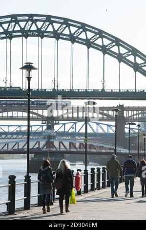 Vue sur certains des sept ponts qui enjambent la rivière Tyne à Newcastle upon Tyne, dans le nord-est de l'Angleterre. Banque D'Images