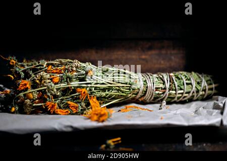 Fleurs de calendula séchées reliées dans une boîte en bois vintage. Flou, flou, gros plan. Banque D'Images