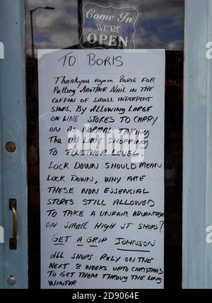 Loughborough, Leicestershire, Royaume-Uni. 2 novembre 2020. Un message au Premier ministre Boris Johnson de Rob Derrick, propriétaire de l'atelier, est suspendu dans la veuve de Crazy DaisyÕs antique and collectibles shop après l'annonce d'un second confinement pandémique Covid-19. Credit Darren Staples/Alay Live News. Banque D'Images