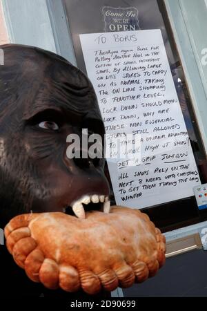 Loughborough, Leicestershire, Royaume-Uni. 2 novembre 2020. Un message au Premier ministre Boris Johnson de Rob Derrick, propriétaire de l'atelier, est suspendu dans la veuve de Crazy DaisyÕs antique and collectibles shop après l'annonce d'un second confinement pandémique Covid-19. Credit Darren Staples/Alay Live News. Banque D'Images