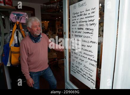 Loughborough, Leicestershire, Royaume-Uni. 2 novembre 2020. Rob Derrick, propriétaire DaisyÕs du magasin d'antiquités et de pièces de collection Crazy, se trouve à côté de son message au Premier ministre Boris Johnson après l'annonce d'un second confinement pandémique Covid-19. Credit Darren Staples/Alay Live News. Banque D'Images
