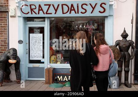 Loughborough, Leicestershire, Royaume-Uni. 2 novembre 2020. Les acheteurs regardent un message au Premier ministre Boris Johnson de la part du propriétaire du magasin Rob Derrick dans la veuve du magasin d'antiquités et de collection Crazy DaisyÕs après l'annonce d'un second confinement pandémique Covid-19. Credit Darren Staples/Alay Live News. Banque D'Images