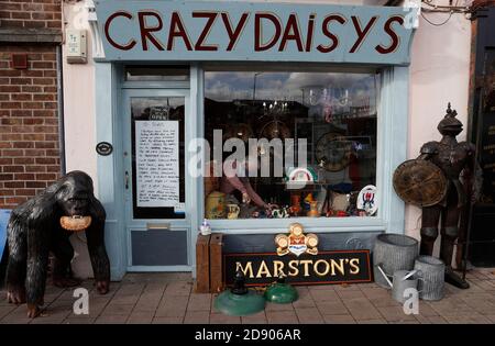 Loughborough, Leicestershire, Royaume-Uni. 2 novembre 2020. Le propriétaire de la boutique d'antiquités et de pièces de collection Crazy DaisyÕs Rob Derrick travaille à côté de son message au Premier ministre Boris Johnson après l'annonce d'un second confinement pandémique Covid-19. Credit Darren Staples/Alay Live News. Banque D'Images
