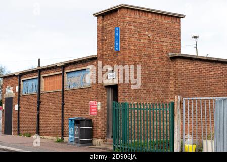 Toilettes à Lucy Road, Southend on Sea, Essex, Royaume-Uni, à côté du parc automobile Seaway, en raison d'un réaménagement. Messieurs. Motif carré classique en briques dures Banque D'Images