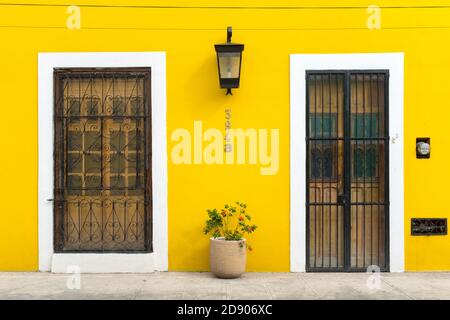 Façade de style colonial d'une maison dans le vieux centre-ville de Merida, Merida, Yucatan, Mexique Banque D'Images