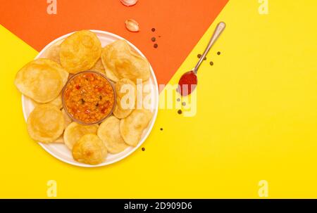 Halwa Puri et pois chiches avec vue sur le sommet du cornichon Banque D'Images