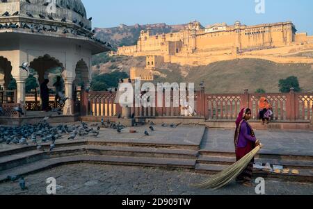 Vue extérieure du fort d'Amber et des fortifications de l'autre côté de la lande, un beau matin d'été à Jaipur, Rajasthan, Inde. Banque D'Images