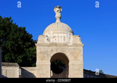 Statue d'un ange tenant une couronne pour les soldats tombés de la Guerre mondiale des Frères au cimetière Tyne Cot à Zonnebeke, Belgique Banque D'Images