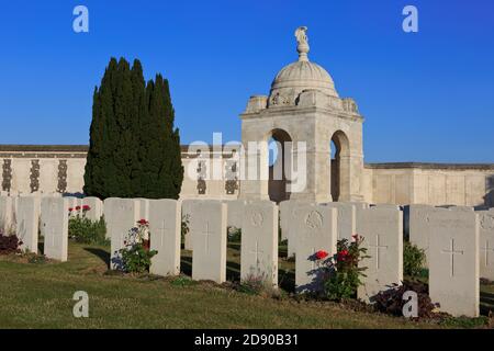 Statue d'un ange tenant une couronne pour les soldats tombés de la Guerre mondiale des Frères au cimetière Tyne Cot à Zonnebeke, Belgique Banque D'Images