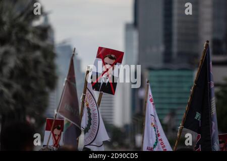 Jakarta, Jakarta, Indonésie. 2 novembre 2020. Les Indonésiens tiennent des pancartes et crient des slogans au cours d'une manifestation appelant au boycott des produits français et dénonçant le président français Emmanuel Macron pour ses commentaires sur les caricatures du prophète Mahomet devant l'ambassade française à Jakarta, Indonésie, le 2 novembre 2020. Le président français Emmanuel Macron est considéré comme ayant insulté l'islam et le prophète Mahomet. Les commentaires de Macron ont déclenché des protestations et un appel à boycotter les produits français dans certains pays à majorité musulmane. Credit: Afriadi Hikmal/ZUMA Wire/Alamy Live News Banque D'Images