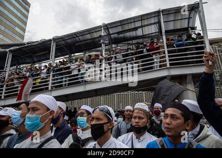 Jakarta, Jakarta, Indonésie. 2 novembre 2020. Les gens se réunissent pour organiser une manifestation contre la réédition de caricatures offensives du prophète Mahomet en France et les remarques anti-islam du président français Emmanuel Macron à l'extérieur de l'ambassade de France à Jakarta, Indonésie, le 2 novembre 2020. Le président français Emmanuel Macron est considéré comme ayant insulté l'islam et le prophète Mahomet. Les commentaires de Macron ont déclenché des protestations et un appel à boycotter les produits français dans certains pays à majorité musulmane. Credit: Afriadi Hikmal/ZUMA Wire/Alamy Live News Banque D'Images