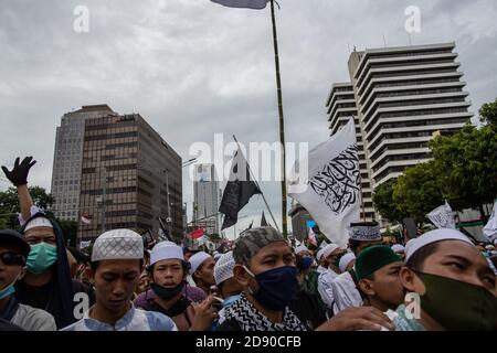 Jakarta, Jakarta, Indonésie. 2 novembre 2020. Les gens se réunissent pour organiser une manifestation contre la réédition de caricatures offensives du prophète Mahomet en France et les remarques anti-islam du président français Emmanuel Macron à l'extérieur de l'ambassade de France à Jakarta, Indonésie, le 2 novembre 2020. Le président français Emmanuel Macron est considéré comme ayant insulté l'islam et le prophète Mahomet. Les commentaires de Macron ont déclenché des protestations et un appel à boycotter les produits français dans certains pays à majorité musulmane. Credit: Afriadi Hikmal/ZUMA Wire/Alamy Live News Banque D'Images