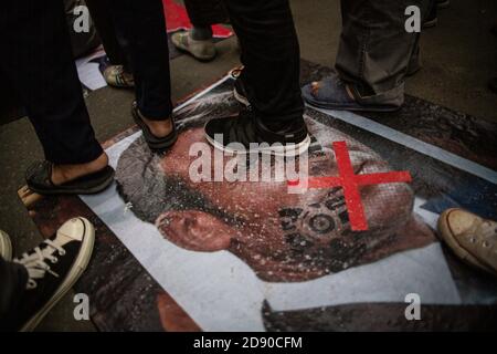 Jakarta, Jakarta, Indonésie. 2 novembre 2020. Les gens sont descendus sur une affiche avec la photo du président français Emmanuel Macron collée dans une rue en signe de protestation à la suite des commentaires de Macron sur les caricatures du prophète Mahomet devant l'ambassade de France à Jakarta, Indonésie, le 2 novembre 2020. Le président français Emmanuel Macron est considéré comme ayant insulté l'islam et le prophète Mahomet. Les commentaires de Macron ont déclenché des protestations et un appel à boycotter les produits français dans certains pays à majorité musulmane. Credit: Afriadi Hikmal/ZUMA Wire/Alamy Live News Banque D'Images