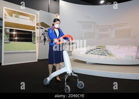 Tokyo, Japon. 30 octobre 2020. Un membre du personnel démontre comment utiliser un robot de formation à la marche dans le hall d'exposition B2B du Panasonic Centre Tokyo, à Tokyo, au Japon, le 30 octobre 2020. Le robot sera vendu sur le marché chinois en raison de la grande attention reçue lors de la 2ème China International Import Expo (CIIE). Panasonic Corporation a déjà participé deux fois à la CIIE et participera également à la 3e CIIE, présentant cette fois-ci des équipements de nettoyage et de désinfection. Credit: Du Xiaoyi/Xinhua/Alay Live News Banque D'Images
