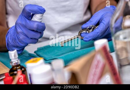 Agent de police scientifique examine les clefs de test de scène de crime, conceptual image Banque D'Images