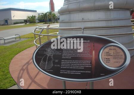 Une Saturn V moteur de f1 dans le jardin de fusée au Kennedy Space Center Banque D'Images