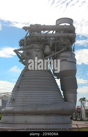 Une Saturn V moteur de f1 dans le jardin de fusée au Kennedy Space Center Banque D'Images