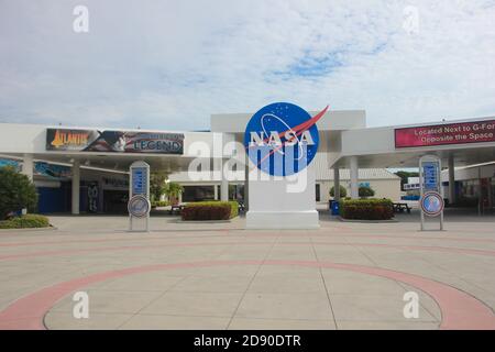 Logo de la NASA sur Globe at Kennedy Space Center Visitor Complex de Cap Canaveral, en Floride, USA. À gauche se trouve une peinture visible de John F. Kennedy. Banque D'Images