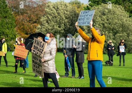 Oxford, Royaume-Uni - 1er novembre 2020 : manifestation pro-choix polonaise dans University Parks Oxford, femmes et hommes protestant pacifiquement contre les anti Banque D'Images