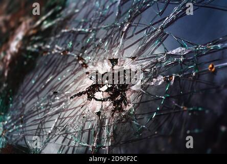 Image abstraite de la texture de verre brisée. Gros plan sur un pare-brise cassé. Voiture cassée et endommagée Banque D'Images