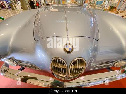 Une belle voiture avec le joli logo de la marque allemande Banque D'Images