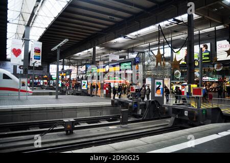 Train arrêt de train pour envoyer recevoir les passagers allemands personnes et Les voyageurs étrangers marchent à la plate-forme du train de Francfort-sur-le-main Gare Hauptbahnhof ra Banque D'Images