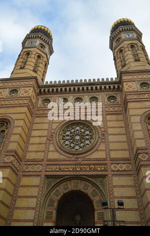 BUDAPEST, HONGRIE - 31 DÉCEMBRE 2017 : extérieur de la grande synagogue (centrale) à Budapest le 31 décembre 2017. Banque D'Images