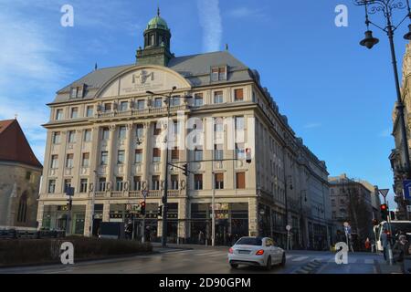 BUDAPEST, HONGRIE - 31 DÉCEMBRE 2017 : touristes et habitants de la région qui aiment marcher dans la rue Vaci à Budapest le 31 décembre 2017. Banque D'Images