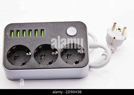 Prise avec port USB sur fond blanc pour recharger les téléphones et les appareils électroniques Banque D'Images