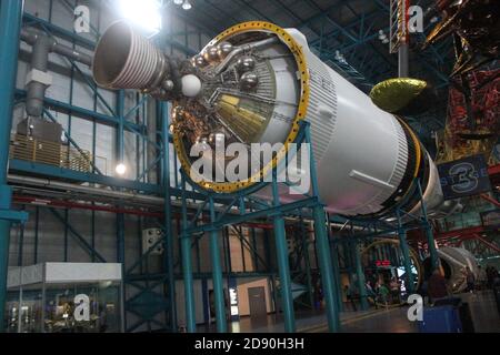 Les moteurs du véhicule de lancement Saturn V, la fusée Apollo qui a lancé des hommes sur la lune, au Centre Apollo/Saturn V du Centre spatial Kennedy de la NASA Banque D'Images