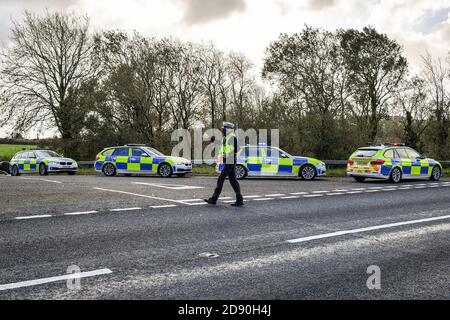 RETRANSMIS CORRECTION DE L'ORTHOGRAPHE DE LA police gallois DE CARMARTHENSHIRE qui a tiré des voitures à un point de contrôle lors de patrouilles de véhicules de frein à feu près de la frontière entre Carmarthenshire et Pembrokeshire, pays de Galles. Le premier ministre Mark Drakeford dévoilera lundi de nouvelles mesures nationales pour le coronavirus au pays de Galles. Banque D'Images