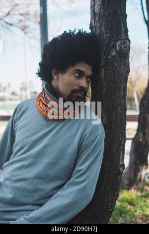 Portrait d'homme noir avec cheveux afro et vintage des vêtements de style dans les rues d'une grande ville Banque D'Images