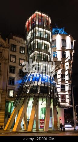 Prague, République tchèque. 4 mars 2019. Vue nocturne de la célèbre Dancing House dans le centre-ville de Prague Banque D'Images