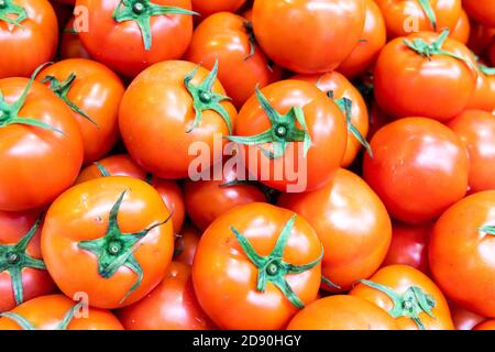 Tas de tomates biologiques fraîchement récoltées à la vente Banque D'Images