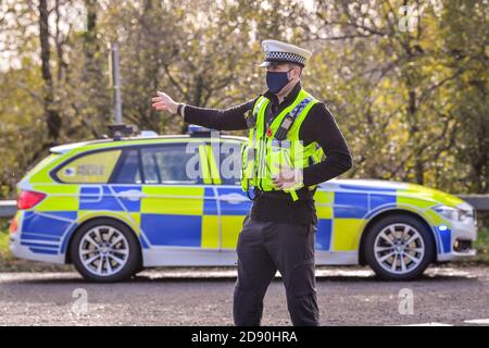 RETRANSMIS CORRECTION DE L'ORTHOGRAPHE DE LA police gallois DE CARMARTHENSHIRE qui a tiré des voitures à un point de contrôle lors de patrouilles de véhicules de frein à feu près de la frontière entre Carmarthenshire et Pembrokeshire, pays de Galles. Le premier ministre Mark Drakeford dévoilera lundi de nouvelles mesures nationales pour le coronavirus au pays de Galles. Banque D'Images