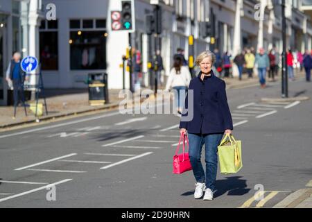 Lady fait du shopping à Leamington Spa, dans le Warwickshire, alors qu'un autre looms de verrouillage d'un mois pour le Royaume-Uni Banque D'Images