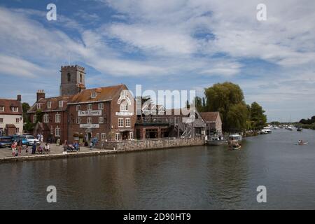 La rivière Frome et ses bâtiments à côté à Wareham, Dorset au Royaume-Uni, pris le 23 juillet 2020 Banque D'Images