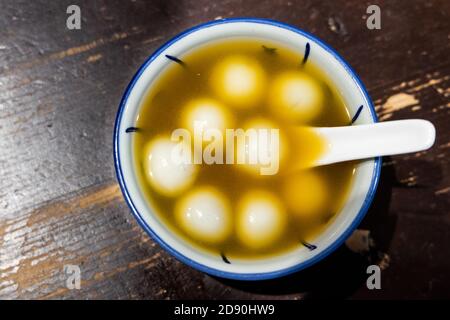 Tang Yuan ou gourmande boule de riz doux dessert soupe de gingembre Banque D'Images