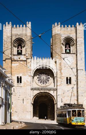 Lisbonne, Portugal - 18 juillet 2020 : vue sur la cathédrale médiévale avec le tramway jaune typique Banque D'Images
