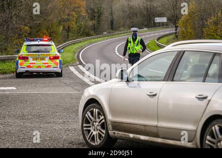 RETRANSMIS CORRECTION DE L'ORTHOGRAPHE DE LA police gallois DE CARMARTHENSHIRE qui a tiré des voitures à un point de contrôle lors de patrouilles de véhicules de frein à feu près de la frontière entre Carmarthenshire et Pembrokeshire, pays de Galles. Le premier ministre Mark Drakeford dévoilera lundi de nouvelles mesures nationales pour le coronavirus au pays de Galles. Banque D'Images