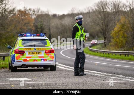 RETRANSMIS CORRECTION DE L'ORTHOGRAPHE DE LA police gallois DE CARMARTHENSHIRE qui a tiré des voitures à un point de contrôle lors de patrouilles de véhicules de frein à feu près de la frontière entre Carmarthenshire et Pembrokeshire, pays de Galles. Le premier ministre Mark Drakeford dévoilera lundi de nouvelles mesures nationales pour le coronavirus au pays de Galles. Banque D'Images