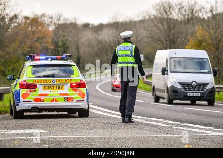 RETRANSMIS CORRECTION DE L'ORTHOGRAPHE DE LA police gallois DE CARMARTHENSHIRE qui a tiré des voitures à un point de contrôle lors de patrouilles de véhicules de frein à feu près de la frontière entre Carmarthenshire et Pembrokeshire, pays de Galles. Le premier ministre Mark Drakeford dévoilera lundi de nouvelles mesures nationales pour le coronavirus au pays de Galles. Banque D'Images