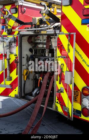 Vue arrière d'un moteur d'incendie anglais montrant les pompes, les jauges de tuyaux et divers équipements de lutte contre l'incendie à bord Banque D'Images