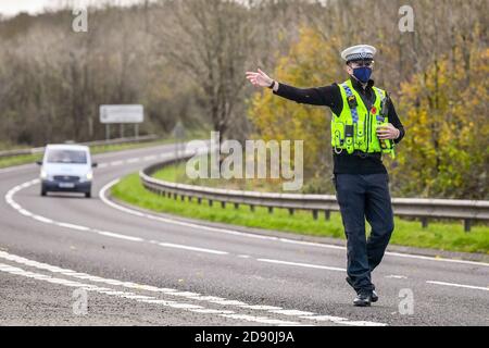 RETRANSMIS CORRECTION DE L'ORTHOGRAPHE DE LA police gallois DE CARMARTHENSHIRE qui a tiré des voitures à un point de contrôle lors de patrouilles de véhicules de frein à feu près de la frontière entre Carmarthenshire et Pembrokeshire, pays de Galles. Le premier ministre Mark Drakeford dévoilera lundi de nouvelles mesures nationales pour le coronavirus au pays de Galles. Banque D'Images